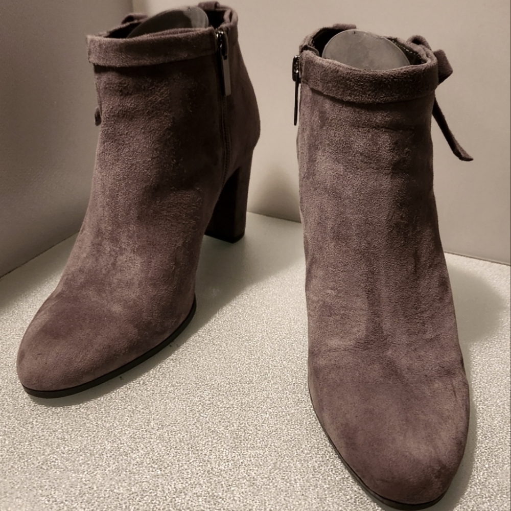 Bandolino grey suede leather 2in high heel‎ booties with bow detail sz 8
